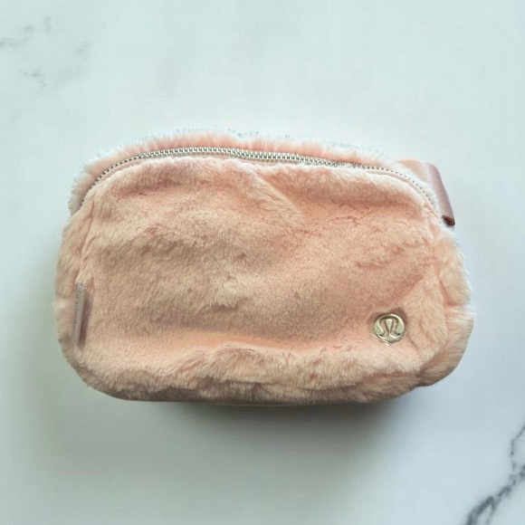 NWT Lululemon Everywhere Belt Bag Plush Fleece - Picture 1 of 3